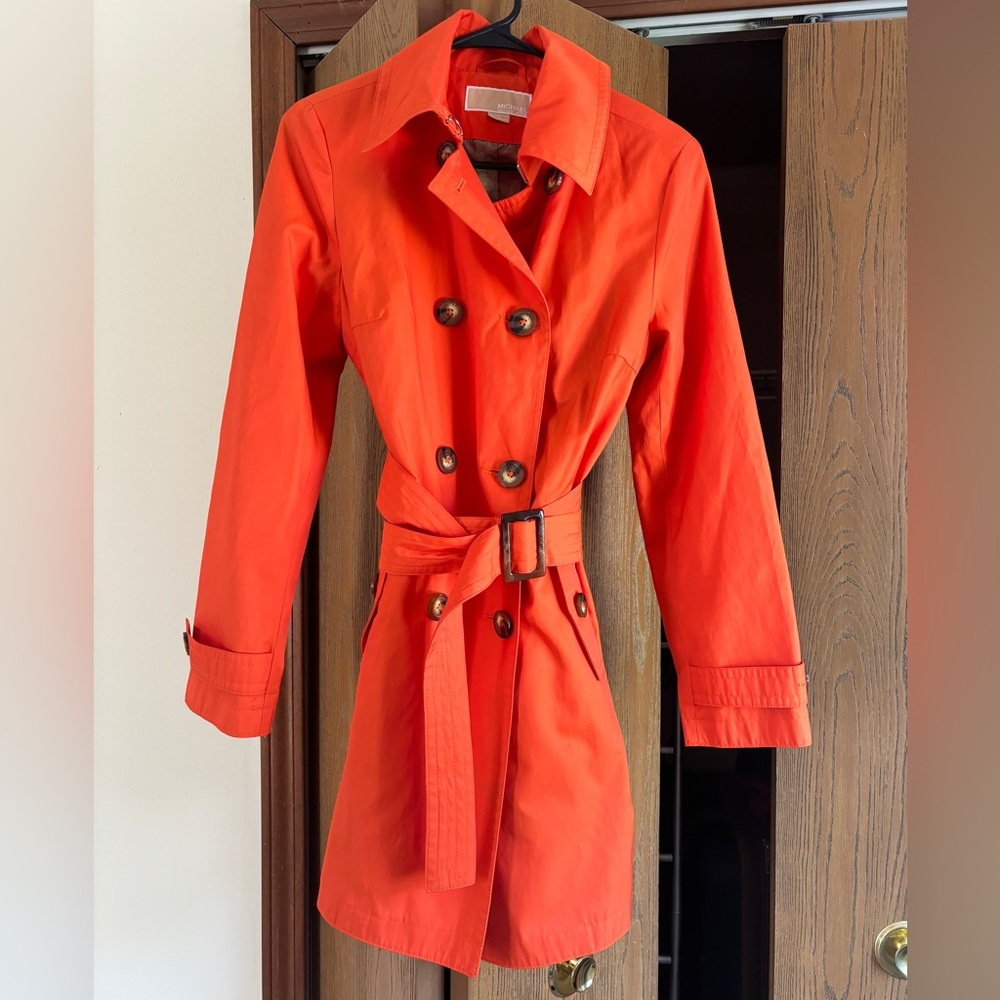 Michael Kors jacket Trench Coat. Size S. Beautiful trench coat. orange color.